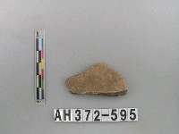 藏品(灰褐色夾砂陶片)的圖片